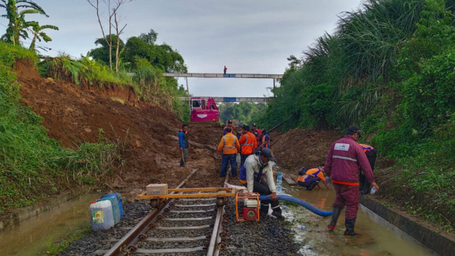  Longsor menerjang jalur kereta Bogor-Sukabumi