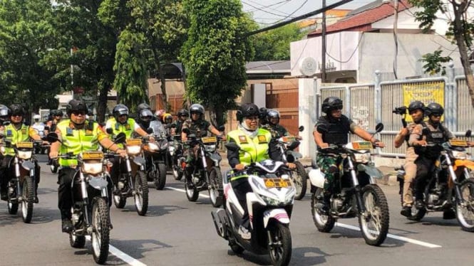 Gubernur Jatim, Kapolda, dan Pangdam,  berkunjung ke gereja di Surabaya, Jatim.