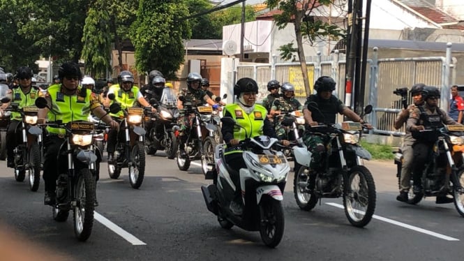 Khofifah, Kapolda dan Pangdam patroli ke gereja di Surabaya