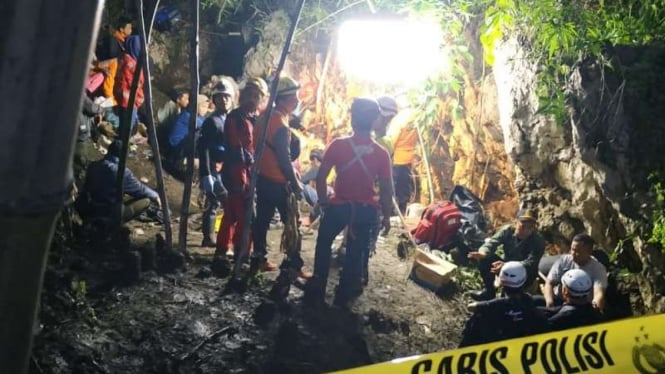 Proses evakuasi tiga mahasiswa yang tewas karena terjebak di Gua Lele