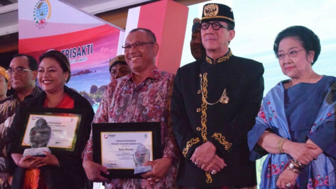 Bupati Tabanan Ni Putu Eka Wiryastuti (kiri) saat penghargaan Trisakti Tourism