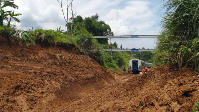 Longsor di Jalur Kereta Sukabumi-Bogor.