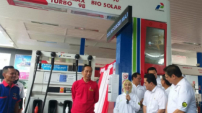Presiden Jokowi meluncurkan BBM B30 di SPBU di MT Haryono, Jakarta