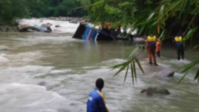 Bus PO Sriwijaya yang jatuh ke jurang sedalam 75 meter.