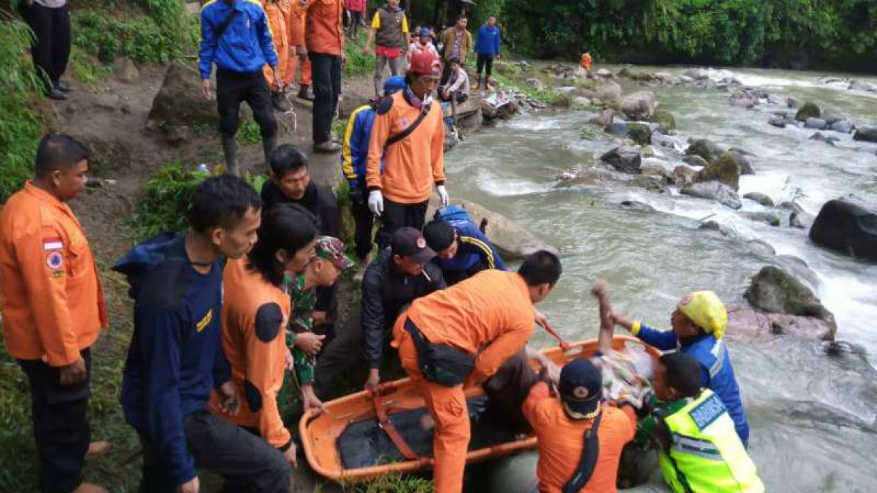 Foto 13 Orang Selamat Dari Insiden Bus Terjun Ke Jurang Sedalam 75 Meter