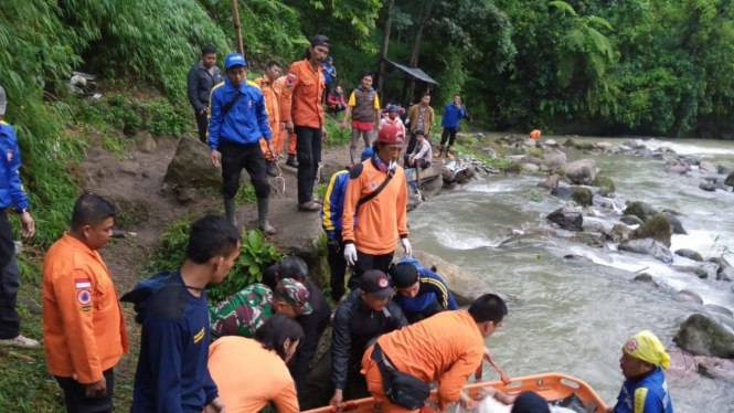 Basarnas, BPBD, Polres, dan Tagana Pagaralam mengevakuasi korban Bus Sriwijaya