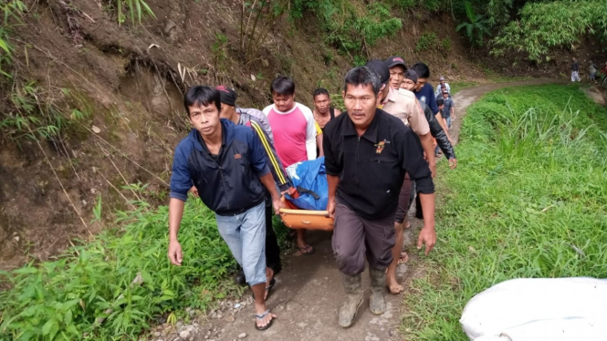 Tim gabungan melalukan evakuasi korban Bus Sriwijaya di Sumsel