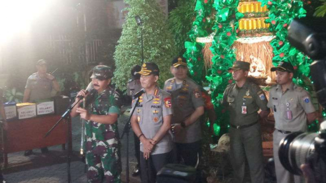 Panglima TNI Marsekal TNI Hadi Tjahjanto bersama Kapolri Jenderal Idham Azis.