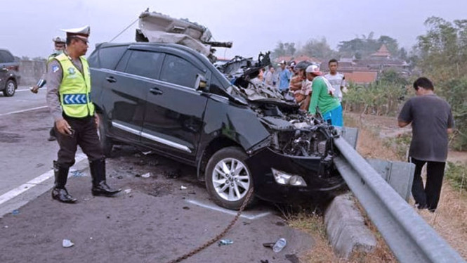 Salah satu kendaraan yang kecelakaan di Tol Jomo. (FOTO: Istimewa)