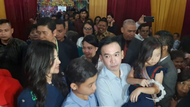 Ruben Onsu dan keluarga di GBI Mutiara, Bekasi