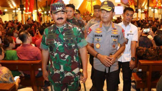 Panglima TNI Hadi Tjahjanto bersama Kapolri Idham Azis mengecek gereja.