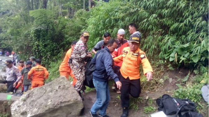 Tim SAR gabungan yang melanjutkan proses pencarian korban bus Sriwijaya