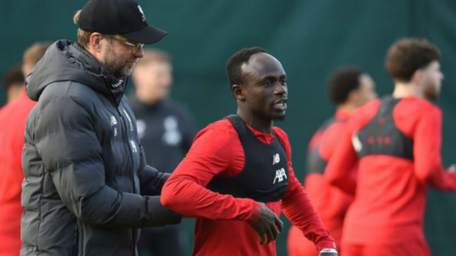 Manajer Juergen Klopp dan Sadio Mane di sesi latihan Liverpool saat natal.