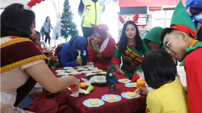 Kegiatan menghias kue bernuansa Natal di Bandara Juanda Surabaya, Jawa Timur.
