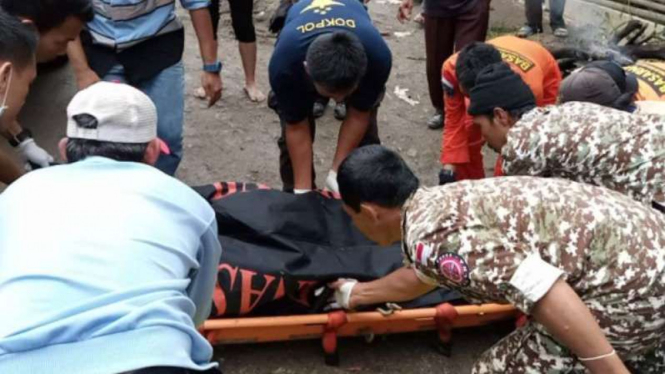 Tim evakuasi jenazah korban bus maut Sriwijaya yang terjun ke jurang.