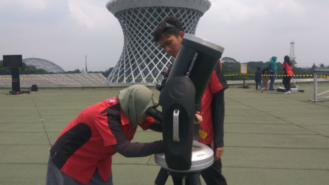 Teleskop untuk melihat gerhana matahari di Jakarta