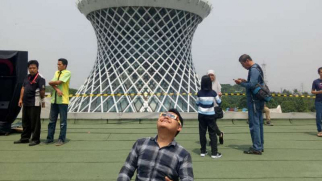 Pengunjung mengamati gerhana matahari di PP-IPTEK, Jakarta.