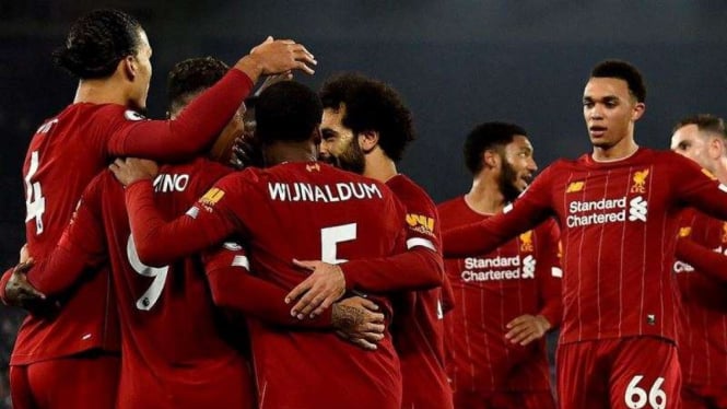 Para pemain Liverpool merayakan gol