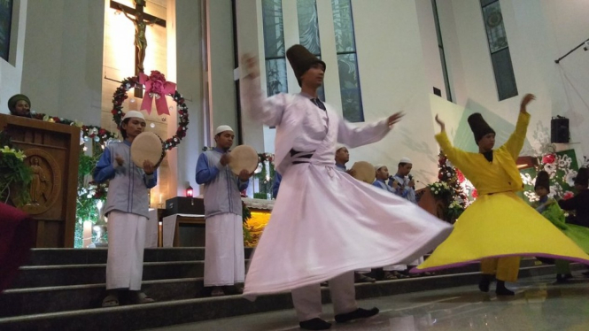 Pemuda Muslim menampilkan tari sufi dan selawat pada misa Natal di sebuah gereja Katolik di Malang, Jawa Timur. - Eko Widianto/BBC Indonesia