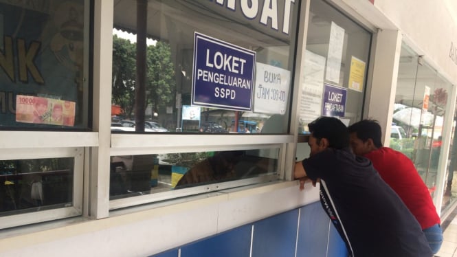 Gerai pembayaran PKB di Kantor Kecamatan Pulogadung, Jakarta Timur