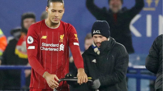 Bek Liverpool, Virgil van Dijk bersama petugas potong rumput King Power Stadium