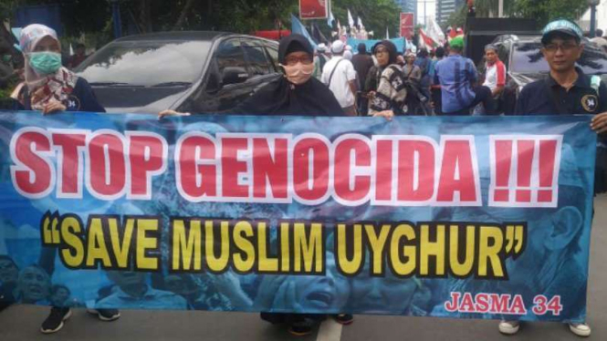Ormas Islam menggelar aksi demonstrasi bela Uighur di depan Kedubes China.
