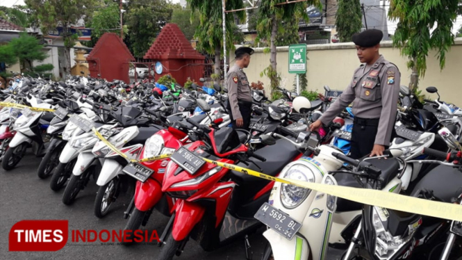 Puluhan kendaraan roda dua sebanyak 74 yang terlibat dalam balapan liar saat ini diamankan di Polres Pamekasan.(Foto: Akhmad Syafi"i/TIMES Indonesia)