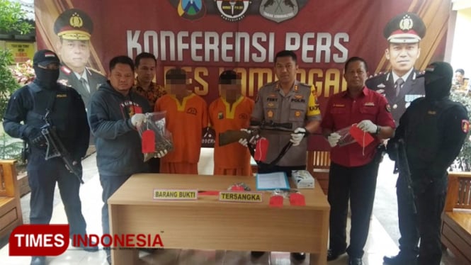 Kapolres Lamongan, Feby DP Hutagalung menunjukkan senjata api ilegal milik tersangka, Jumat (27/12/2019). (FOTO: MFA Rohmatillah/ TIMES Indonesia)