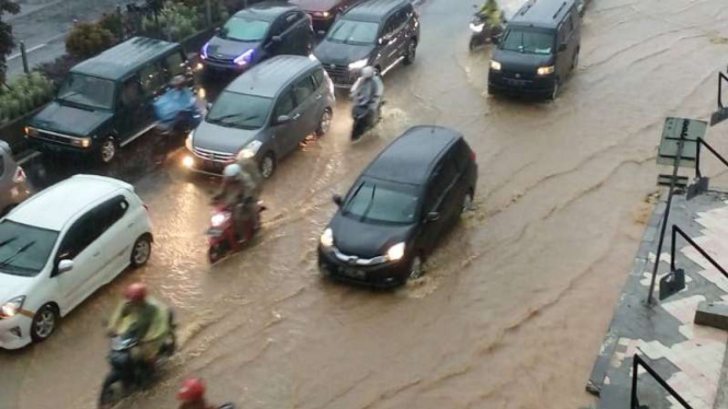 Sejumlah jalan di Kota Depok banjir, Jumat, 27 Desember 2019.