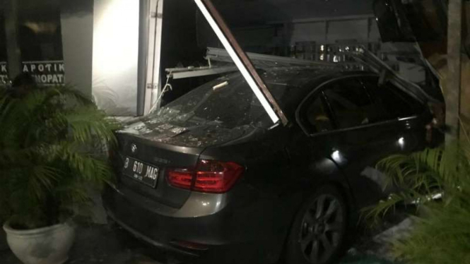 Sebuah mobil sedan jenis BMW dilaporkan menabrak Apotek Senopati di Jalan Senopati Raya, Jakarta Selatan, pada pukul 05.00 WIB, Sabtu, 28 Desember 2019.