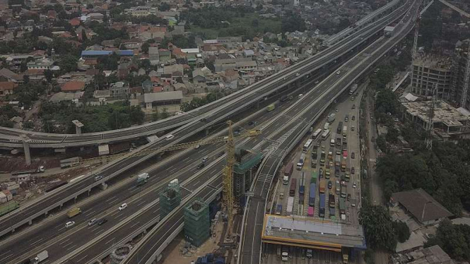 Foto udara suasana lalu lintas tol Jakarta-Cikampek di daerah Cikunir, Bekasi