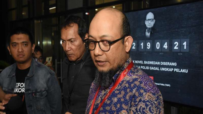 Penyidik Senior KPK Novel Baswedan (kanan) 