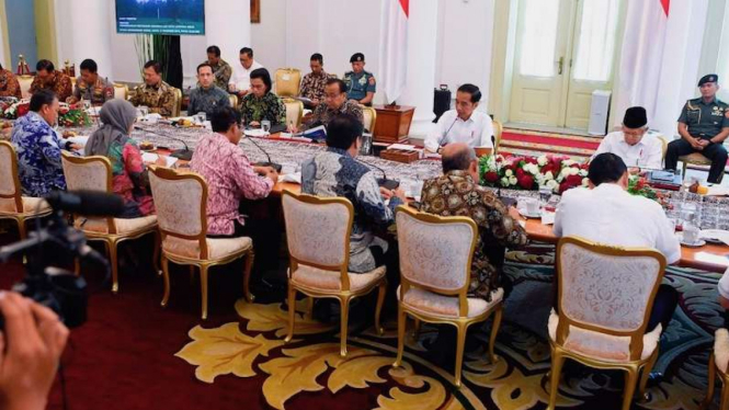 Presiden Joko Widodo (kedua kanan) didampingi Wakil Presiden Ma'ruf Amin (kanan) memimpin rapat kabinet terbatas di Istana Bogor, Jawa Barat, Jumat (27/12/2019). Rapat kabinet terbatas tersebut membahas Omnibus Law Cipta Lapangan Kerja.