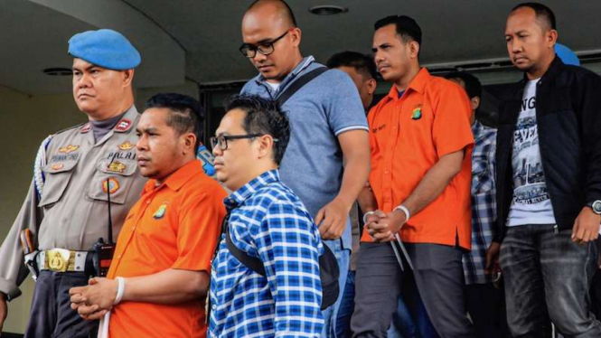 Dua pelaku penyiraman air keras Penyidik KPK Novel Baswedan dibawa petugas untuk dipindahkan ke Bareskrim Mabes Polri di Polda Metro Jaya, Jakarta, Sabtu (28/12/2019). 