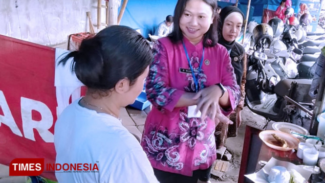 Plt Kepala Puskesmas Sumbersari Niluh Ketut Susi Andarini memberikan penyuluhan cuci tangan untuk mencegah tertular virus hepatitis A ke salah satu PKL di Jalan Jawa, Sumbersari, Sabtu (28/12/2019). (Foto: Dody Bayu Prasetyo/TIMES Indonesia)