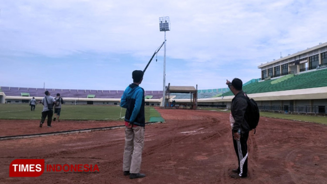 Proses pengerjaan pemasangan lampu penerangan Stadion Bumi Wali Tuban (BWT), Sabtu, (28/12/2019). (Foto: Achmad Choirudin/TIMES Indonesia)