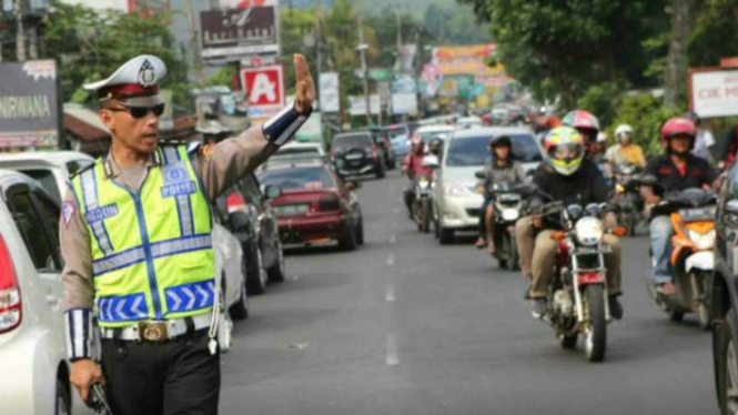 Kondisi lalu lintas menuju puncak.