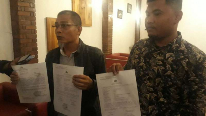 Zulfikar Ramly (kiri), pengacara Ustaz Abdul Somad, menunjukkan dokumen laporan polisi terhadap kasus persekusi kliennya di Denpasar, Bali, Sabtu, 28 Desember 2019.