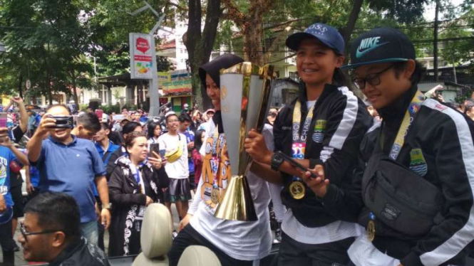 Pemain Persib Putri diarak oleh Bobotoh.