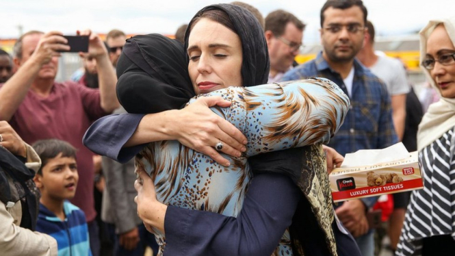 Perdana Menteri New Zealand Jacinda Ardern memeluk seorang wanita di Masjid Kilbirnie Mosque, di Wellington, menyusul penembakan massal di Christchurch. Setidaknya 50 orang tewas setelah seorang pengusung supremasi kulit putih menyerang dua masjid sambil 