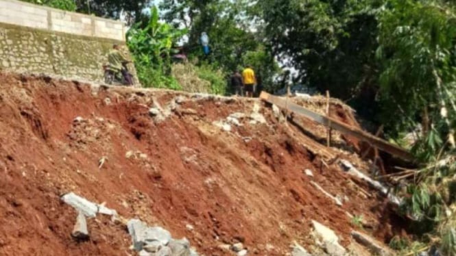 Bencana longsor terjadi di Depok.