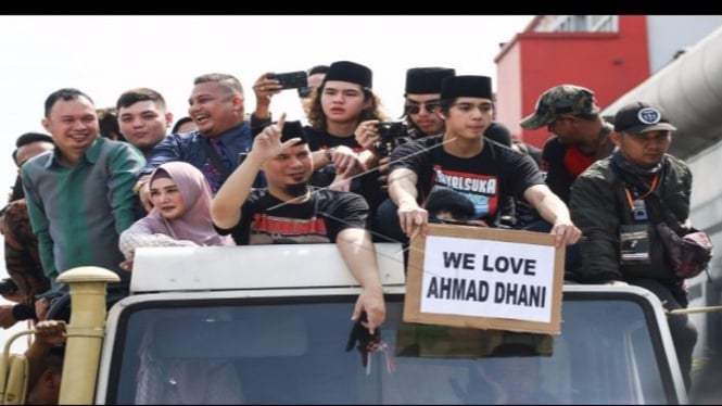 Ahmad Dhani dan pendukungnya.