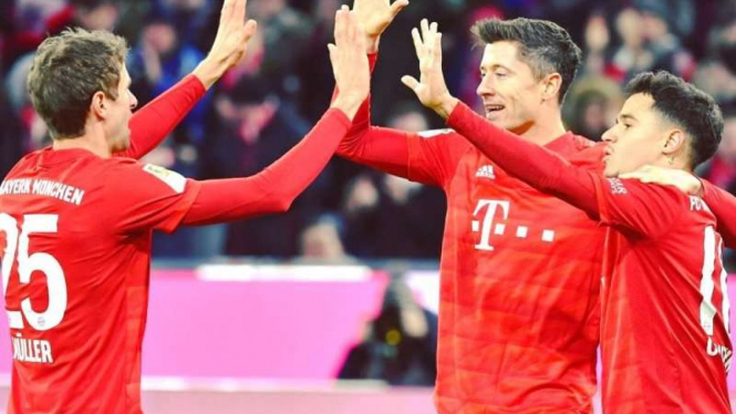Para pemain Bayern Munich merayakan gol Robert Lewandowski (tengah)