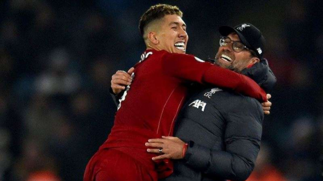 Manajer Liverpool, Juergen Klopp (kanan), bersama Roberto Firmino