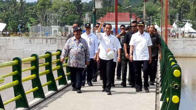 Presiden Joko Widodo resmikan Bendung Kamijoro di Yogyakarta.