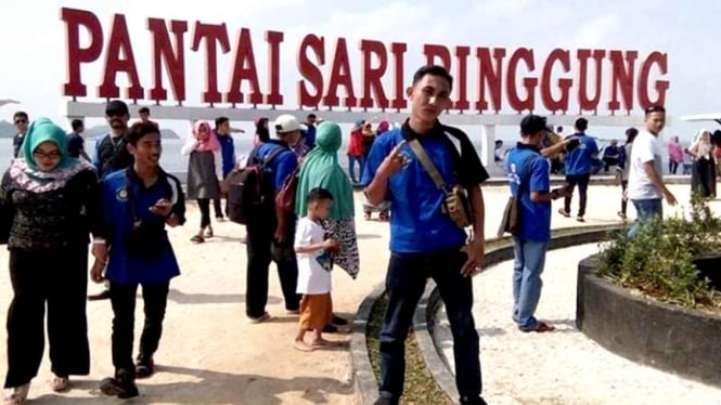 Kunjungan wisatawan ke pantai di Lampung melonjak pada liburan Natal dan Tahun Baru 2020.