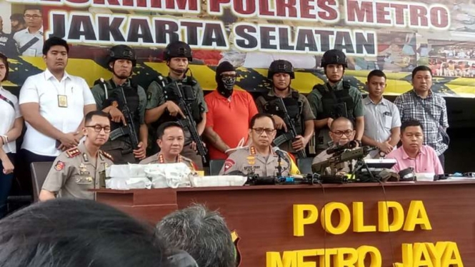 Kepala Polda Metro Jaya Komisaris Jenderal Polisi Gatot Eddy Pramono dalam konferensi pers tentang pengungkapan hasil penggeledahan rumah pengemudi Lamborghini di Jakarta, Selasa, 31 Desember 2019.