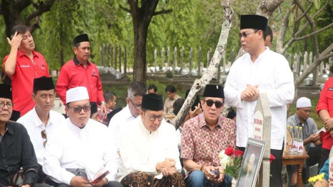 Politikus PDIP Ahmad Basarah ziarah makam Taufik Kiemas di TMP Kalibata