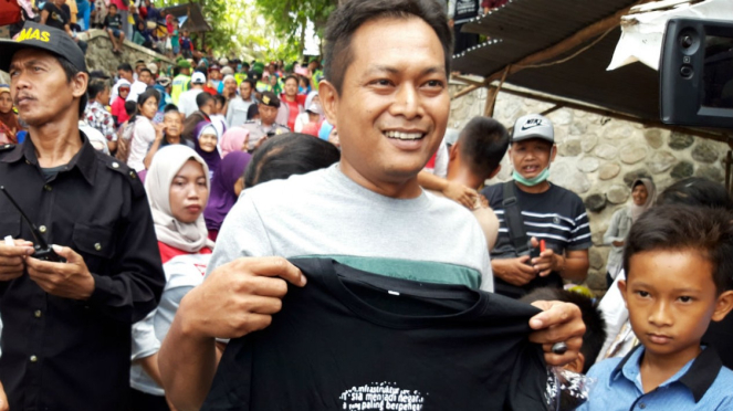 Warga dapat kaos dari Jokowi
