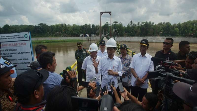 Presiden Joko Widodo  saat meresmikan Bendung Kamijoro, Kulonprogo, Yogyakarta
